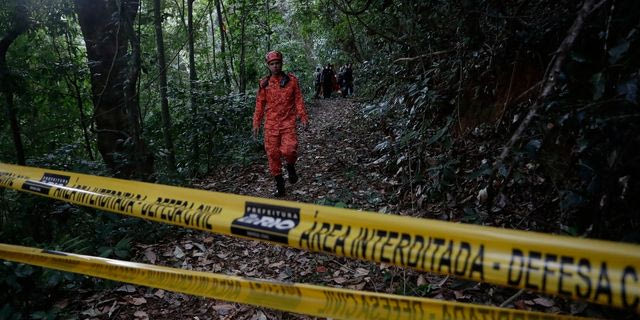 Κίτρινη ταινία σηματοδοτεί την περιοχή όπου, σύμφωνα με αξιωματούχους της πυροσβεστικής, συνετρίβη ελικόπτερο σκοτώνοντας τον πιλότο και τρεις τουρίστες στα βουνά του Ρίο ντε Τζανέιρο