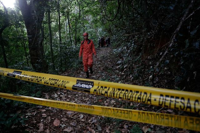 Κίτρινη ταινία σηματοδοτεί την περιοχή όπου, σύμφωνα με αξιωματούχους της πυροσβεστικής, συνετρίβη ελικόπτερο σκοτώνοντας τον πιλότο και τρεις τουρίστες στα βουνά του Ρίο ντε Τζανέιρο