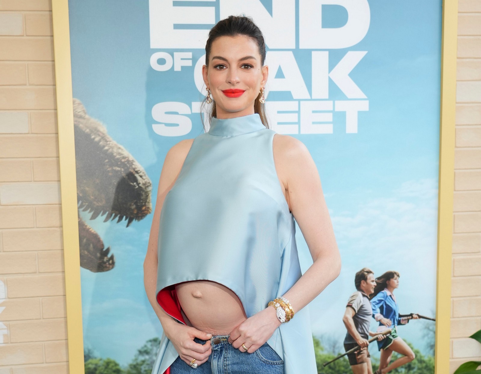 Η εγκυμονούσα Αν Χάθαγουεϊ με casual chic look στην πρεμιέρα του “The End of Oak Street”