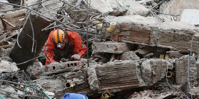 Συντρίμμια μετά τον φονικό σεισμό στην Κολομβία