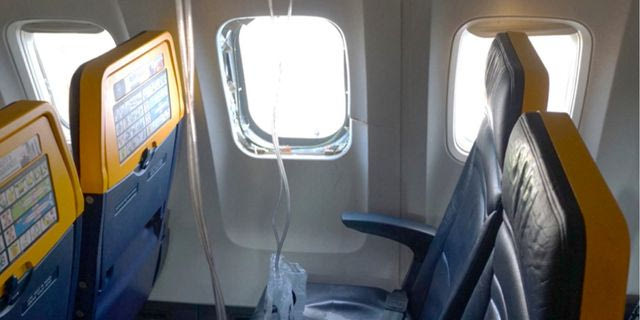 Ryanair: Θραύσματα κινητήρα έσπασαν τον παράθυρο στην πτήση που ”ρούφηξε” τον επιβάτη