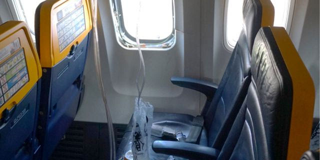 Ryanair: Θραύσματα κινητήρα έσπασαν τον παράθυρο στην πτήση που ”ρούφηξε” τον επιβάτη