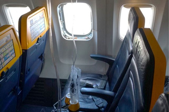 Ryanair: Θραύσματα κινητήρα έσπασαν τον παράθυρο στην πτήση που ”ρούφηξε” τον επιβάτη