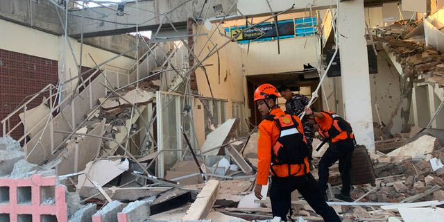 Ινδονησία: Στους 38 οι νεκροί από τον σεισμό 7,7 Ρίχτερ