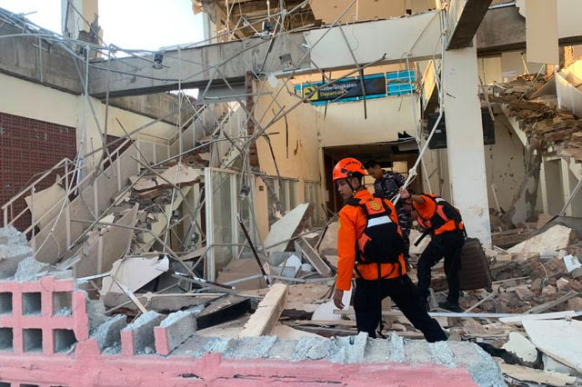 Ινδονησία: Τουλάχιστον 20 νεκροί από σεισμό 7,7 Ρίχτερ – Συναγερμός για τσουνάμι