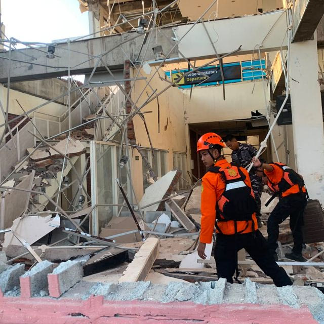 Ινδονησία: Τουλάχιστον 20 νεκροί από σεισμό 7,7 Ρίχτερ – Συναγερμός για τσουνάμι