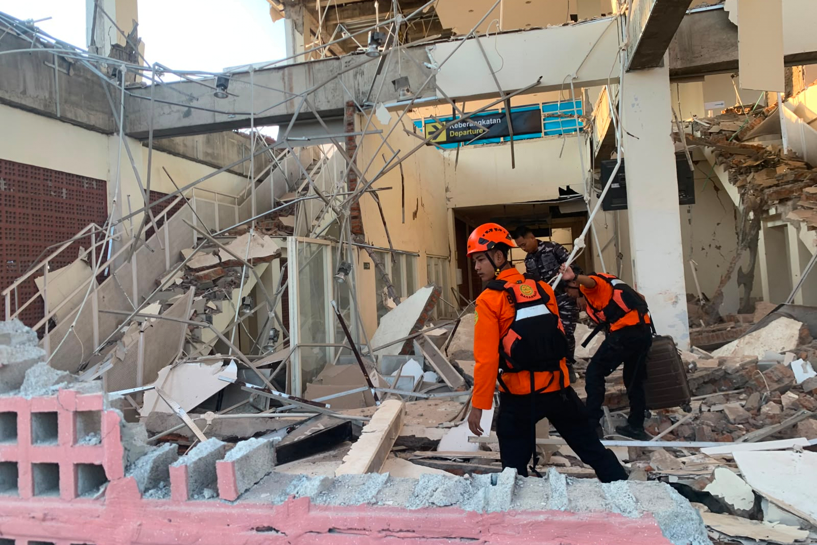 Ινδονησία: Στους 38 οι νεκροί από τον σεισμό 7,7 Ρίχτερ