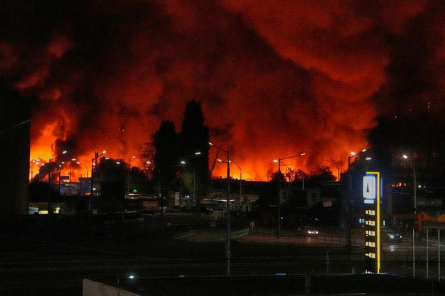 Ρωσική επίθεση με βαλλιστικούς πυραύλους στο Κίεβο – Εκρήξεις και πυρκαγιές
