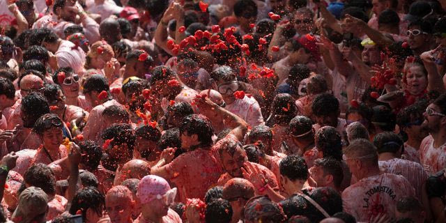 La Tomatina: Η διάσημη ντοματομαχία της Ισπανίας έβαψε κόκκινο το Μπουνιόλ