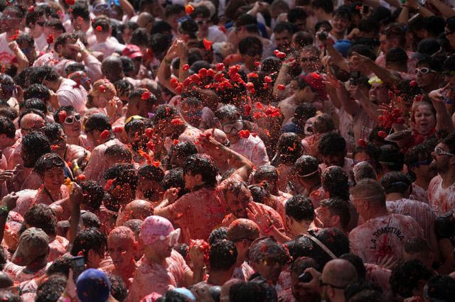 La Tomatina: Η διάσημη ντοματομαχία της Ισπανίας έβαψε κόκκινο το Μπουνιόλ