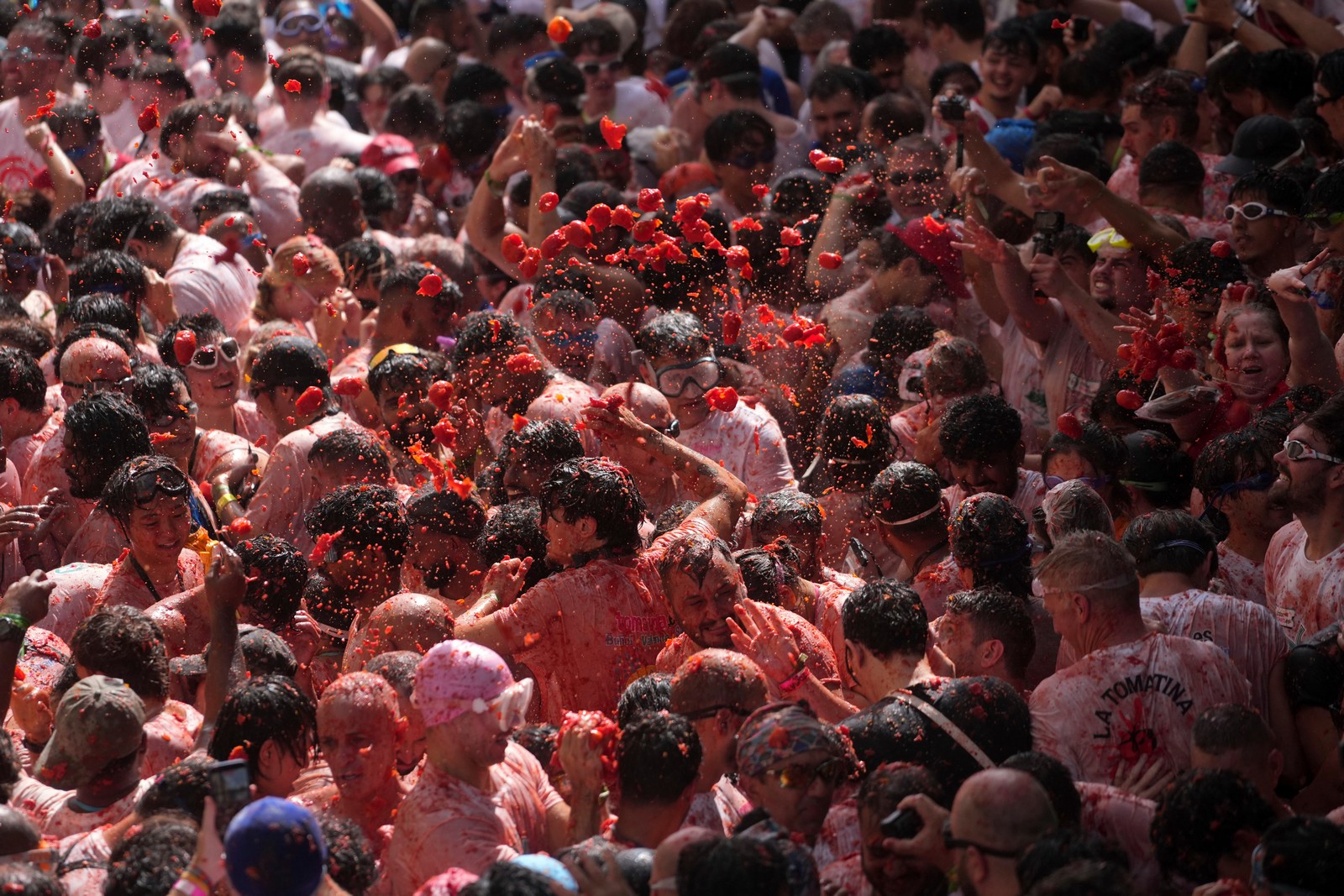 La Tomatina: Η διάσημη ντοματομαχία της Ισπανίας έβαψε κόκκινο το Μπουνιόλ