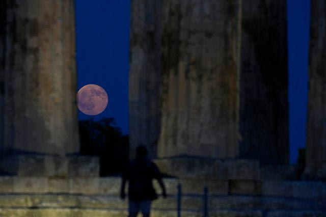 Πανσέληνος Αυγούστου: Μαγευτικές εικόνες από το “Φεγγάρι του Οξύρρυγχου”