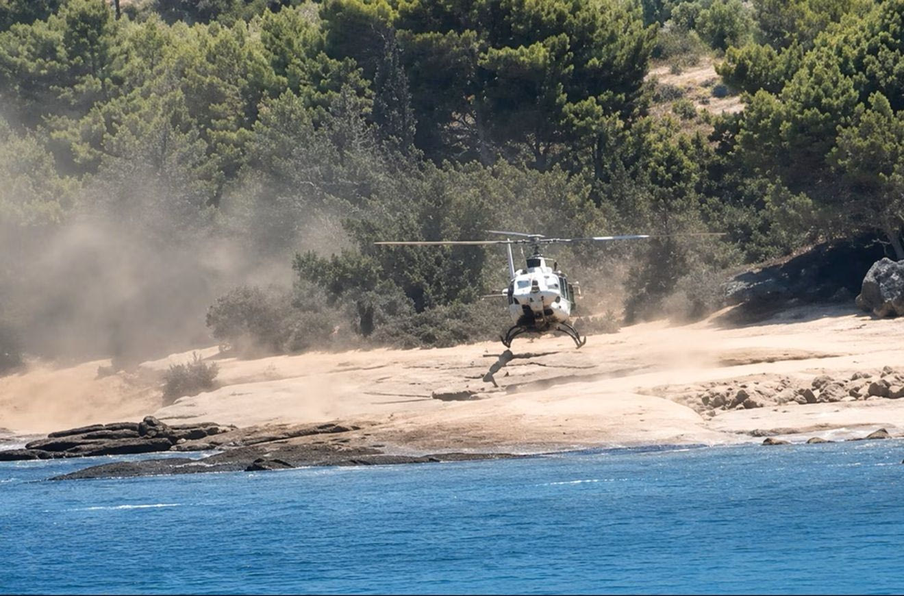 Σπέτσες: Ελικόπτερο προσγειώθηκε σε παραλία με λουόμενους - Συνελήφθη ο πιλότος
