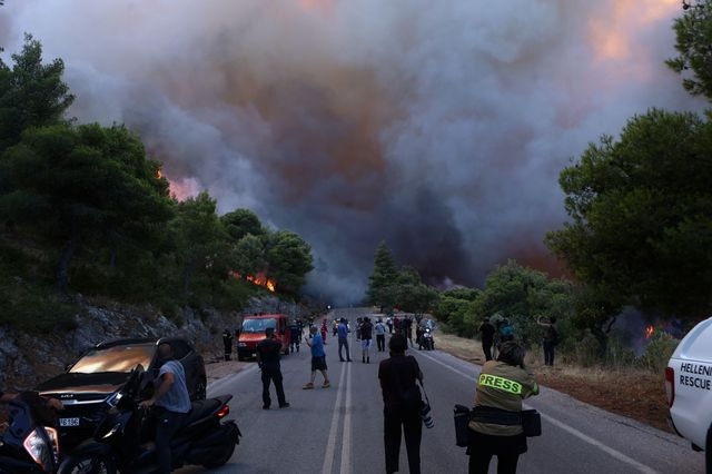 ΦΩΤΙΑ ΣΤΟΝ ΟΙΚΙΣΜΟ ΑΓΙΑΣ ΠΑΡΑΣΚΕΥΗΣ ΣΤΗΝ ΨΑΘΑ ΒΙΛΙΩΝ