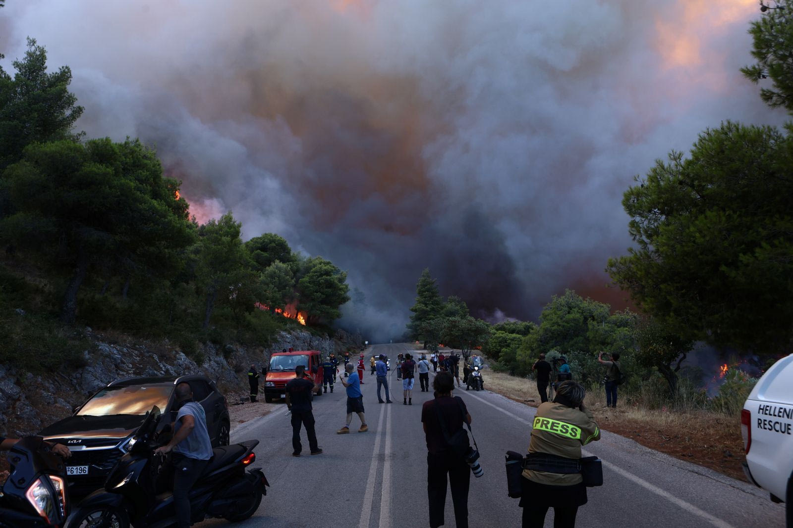 LIVE: “Κόλαση” στο Πόρτο Γερμενό, καίγονται σπίτια στη Φωκίδα – Συνεχείς εκκενώσεις