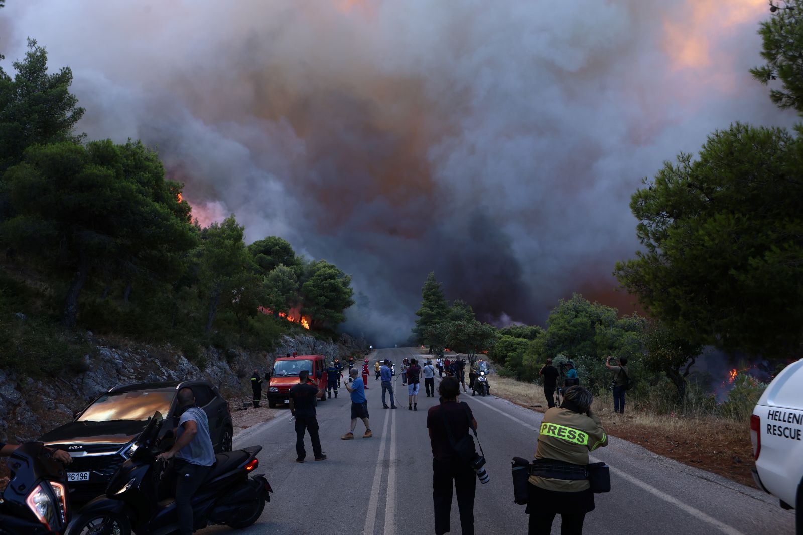 Φωτιά σε Αττικοβοιωτία: Έφτασαν τα 70 χλμ. την ώρα οι ριπές ανέμων – Εικόνες