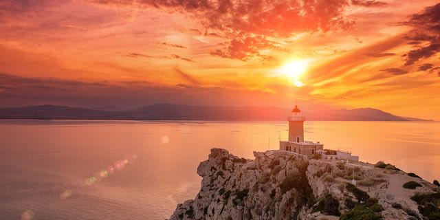O Φάρος Μελαγκάβι στο Λουτράκι