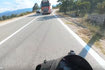 Βίντεο που εξοργίζει: Βυτιοφόρο έκανε προσπέραση σε ”τυφλή” στροφή, μοτοσικλετιστής γλίτωσε από τύχη