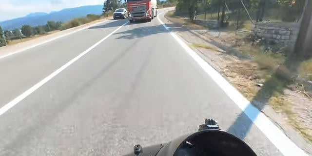 Βίντεο που εξοργίζει: Βυτιοφόρο έκανε προσπέραση σε ”τυφλή” στροφή, μοτοσικλετιστής γλίτωσε από τύχη