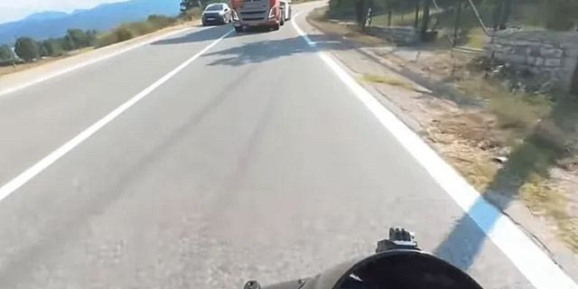 “Είναι κρίμα να πεθάνω στα 25” – Συγκλονίζει ο οδηγός που γλίτωσε τελευταία στιγμή από το βυτιοφόρο