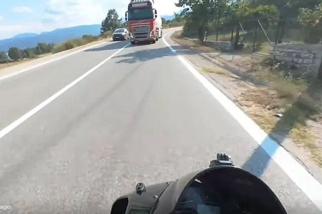 Προσήχθη ο οδηγός του βυτιοφόρου που έκανε την επικίνδυνη προσπέραση – Τι λέει ο μοτοσικλετιστής