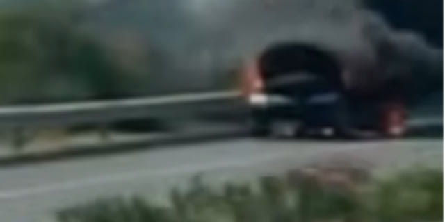 Αυτοκίνητο ”λαμπάδιασε” στην Αθηνών – Λαμίας – H στιγμή που τυλίγεται στις φλόγες