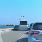 Επικίνδυνη προσπέραση λεωφορείου στη γέφυρα της Λευκάδας – Βίντεο
