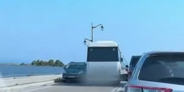 Επικίνδυνη προσπέραση λεωφορείου στη γέφυρα της Λευκάδας – Βίντεο