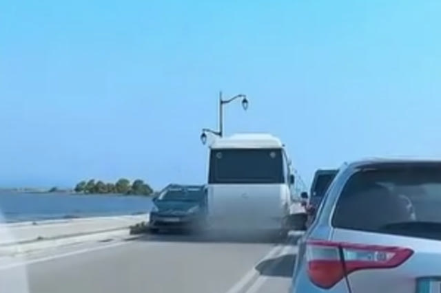 Επικίνδυνη προσπέραση λεωφορείου στη γέφυρα της Λευκάδας – Βίντεο