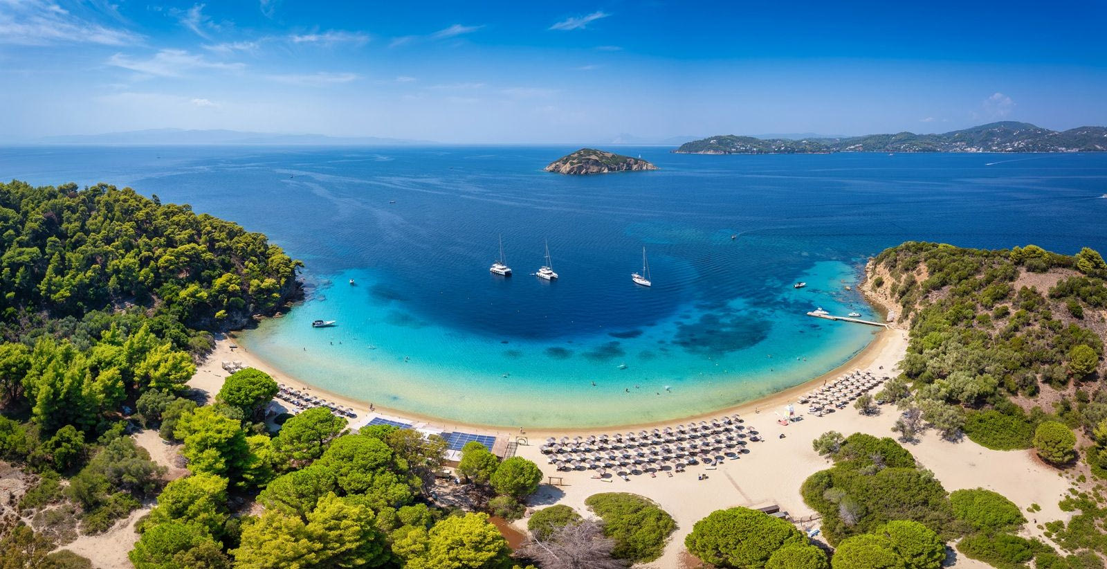 Πανοραμική αεροφωτογραφία της πανέμορφης παραλίας και της τυρκουάζ θάλασσας στην Τσούγκριας της Σκιάθου