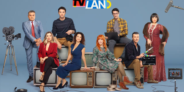 “TV Land”: Η νέα κωμική σειρά της ΕΡΤ μάς βάζει στα παρασκήνια της τηλεόρασης