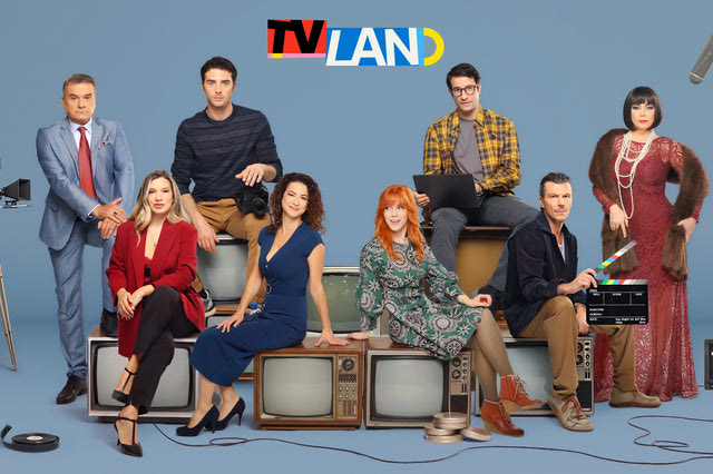 “TV Land”: Η νέα κωμική σειρά της ΕΡΤ μάς βάζει στα παρασκήνια της τηλεόρασης