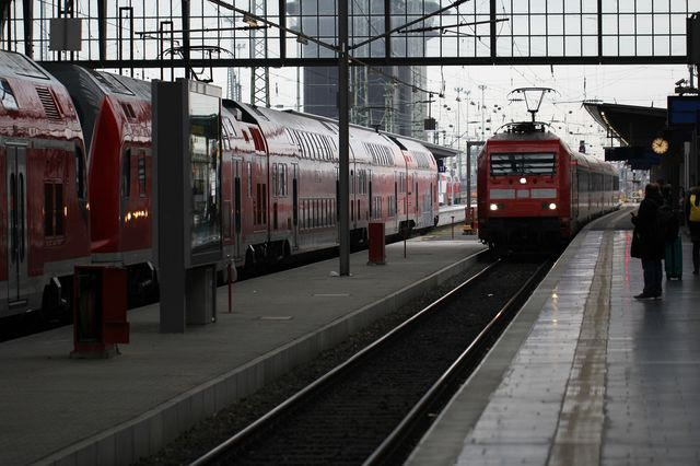 Σιδηροδρομικός σταθμός στη Γερμανία (φωτογραφία αρχείου)