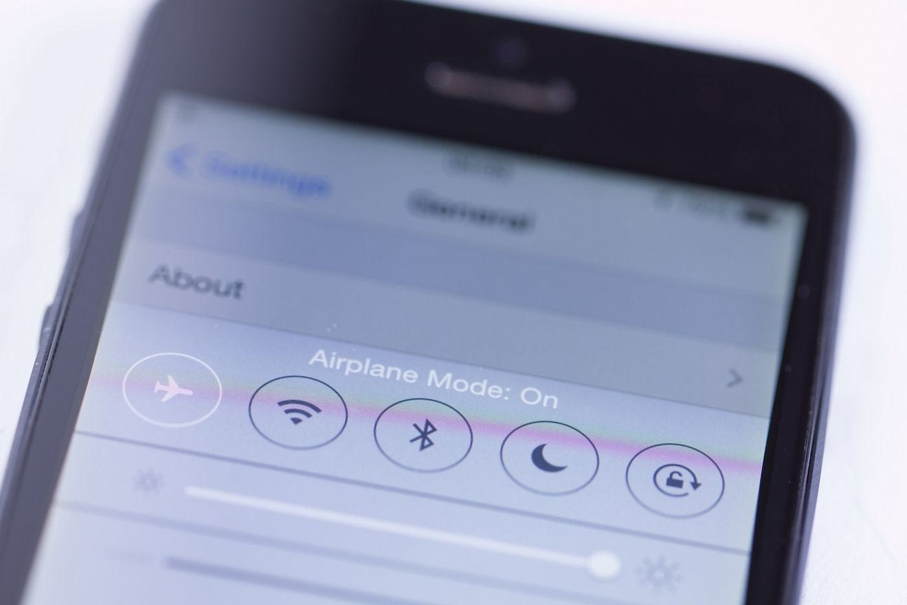Ο πραγματικός λόγος που ενεργοποιούμε το airplane mode στις πτήσεις είναι ο πιλότος