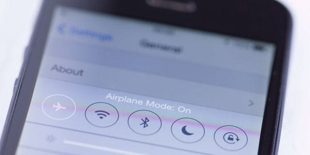 Ο πραγματικός λόγος που ενεργοποιούμε το airplane mode στις πτήσεις είναι ο πιλότος