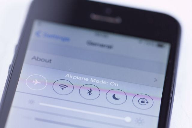 Ο πραγματικός λόγος που ενεργοποιούμε το airplane mode στις πτήσεις είναι ο πιλότος