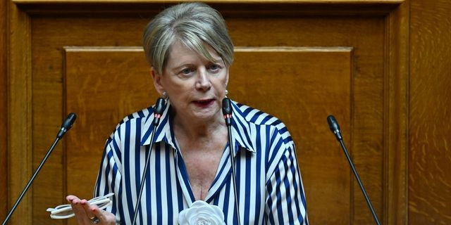 “Τρωικός πόλεμος” στη Βουλή για την υποψηφιότητα της Έλενας Ακρίτα