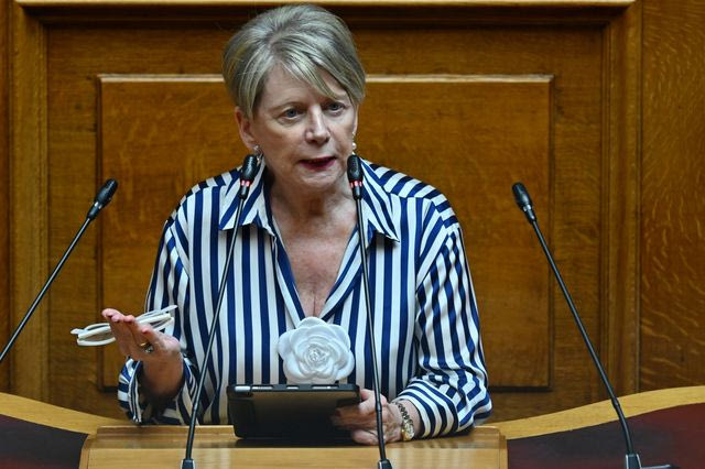 “Τρωικός πόλεμος” στη Βουλή για την υποψηφιότητα της Έλενας Ακρίτα