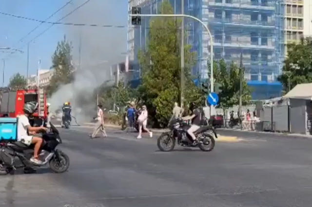 Φωτιά σε αυτοκίνητο στην Αλεξάνδρας – Δυσχέρεια στην κυκλοφορία των οχημάτων