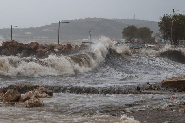 ΜΕΤΕΟ: Ισχυρά μελτέμια 15ετίας σάρωσαν τη χώρα – Ριπές έως 150 km/h