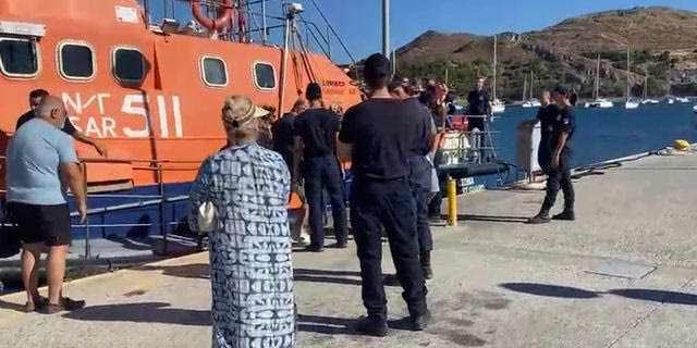 Λήμνος: Χωρίς ενεργό μέτωπο η φωτιά – Η στιγμή της απομάκρυνσης λουόμενων διά θαλάσσης