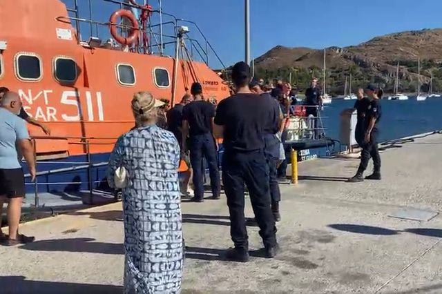 Λήμνος: Χωρίς ενεργό μέτωπο η φωτιά - Η στιγμή της απομάκρυνσης λουόμενων διά θαλάσσης