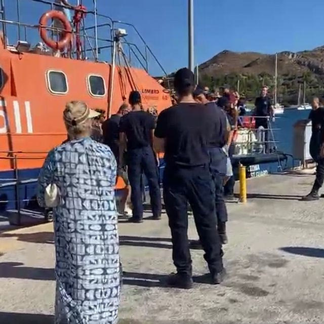 Λήμνος: Η στιγμή της απομάκρυνσης λουόμενων διά θαλάσσης