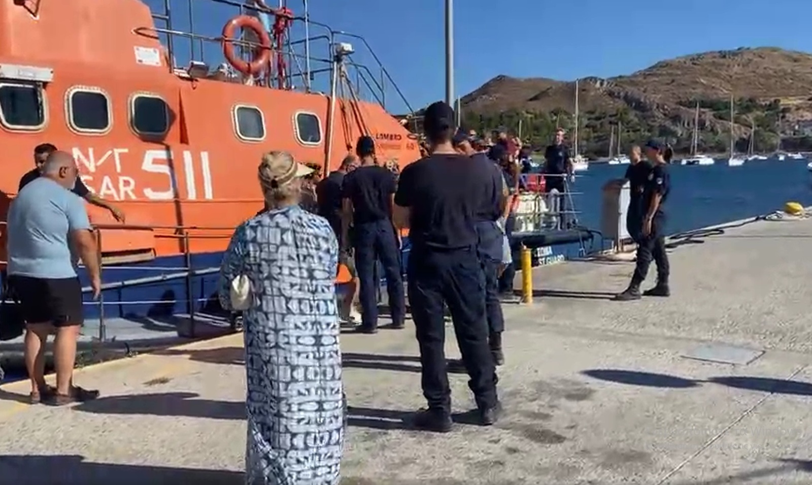 Λήμνος: Χωρίς ενεργό μέτωπο η φωτιά - Η στιγμή της απομάκρυνσης λουόμενων διά θαλάσσης