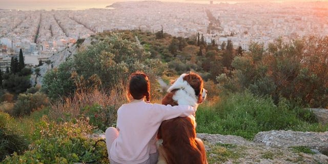 Από τις καφετέριες στους λόφους, τα πάρκα και τις ταράτσες: Η νέα γενιά ανακαλύπτει την πόλη χωρίς απαραίτητα να καταναλώνει.