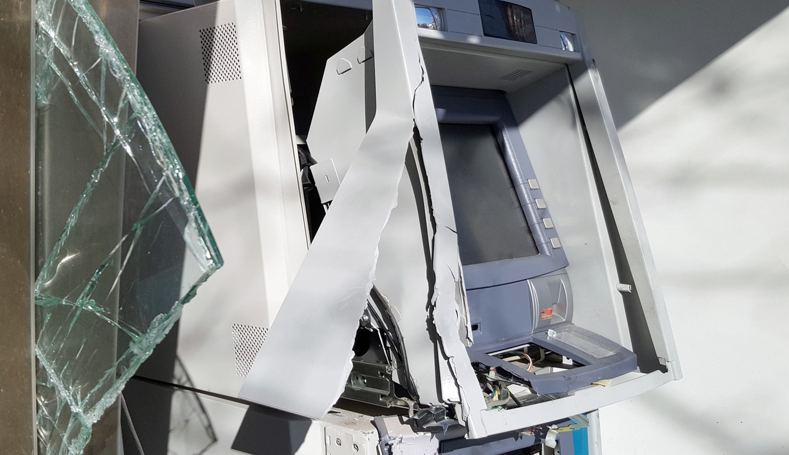 Κορινθία: Ανατίναξαν ΑΤΜ και άρπαξαν πάνω από 90.000 ευρώ