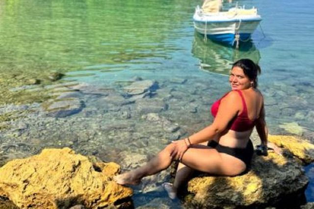 Η Δανάη Μπάρκα ποζάρει με φόντο τα κρυστάλλινα νερά της Πελοποννήσου