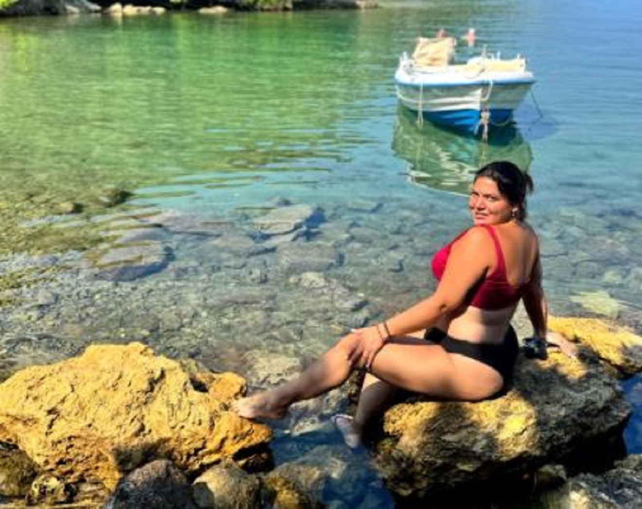 Η Δανάη Μπάρκα ποζάρει με φόντο τα κρυστάλλινα νερά της Πελοποννήσου