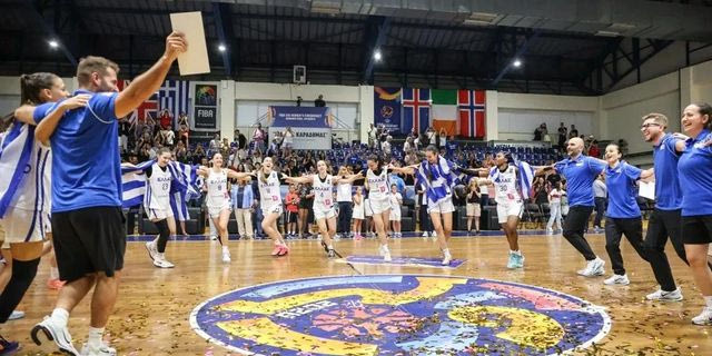 EuroBasket U16: Η Εθνική Κορασίδων γιόρτασε με συρτάκι την άνοδο στην Α’ Κατηγορία