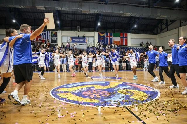 EuroBasket U16: Η Εθνική Κορασίδων γιόρτασε με συρτάκι την άνοδο στην Α’ Κατηγορία